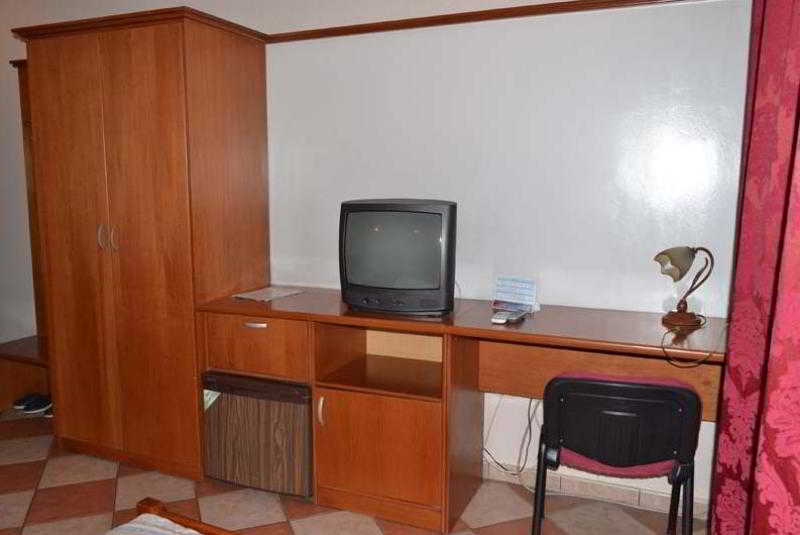 Lugano Hotel Tirana Buitenkant foto