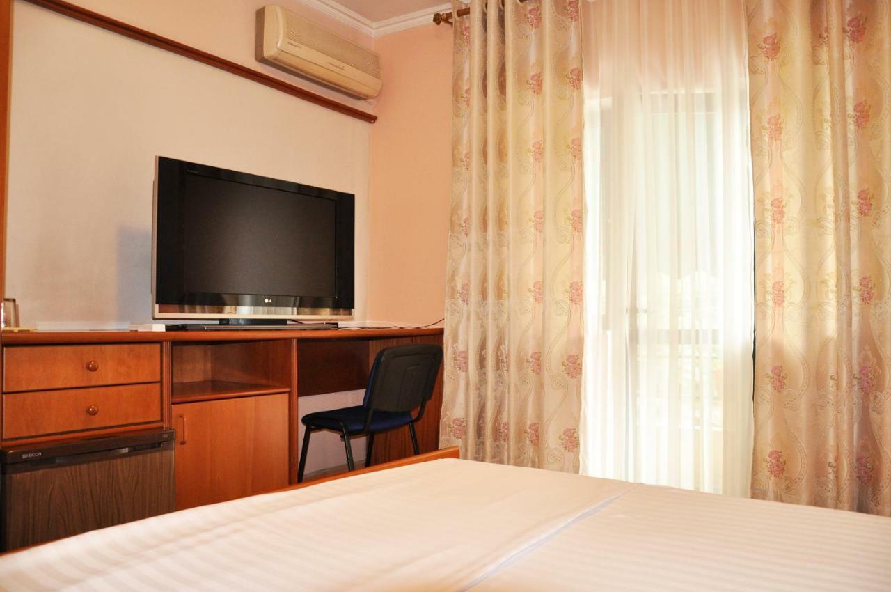 Lugano Hotel Tirana Buitenkant foto